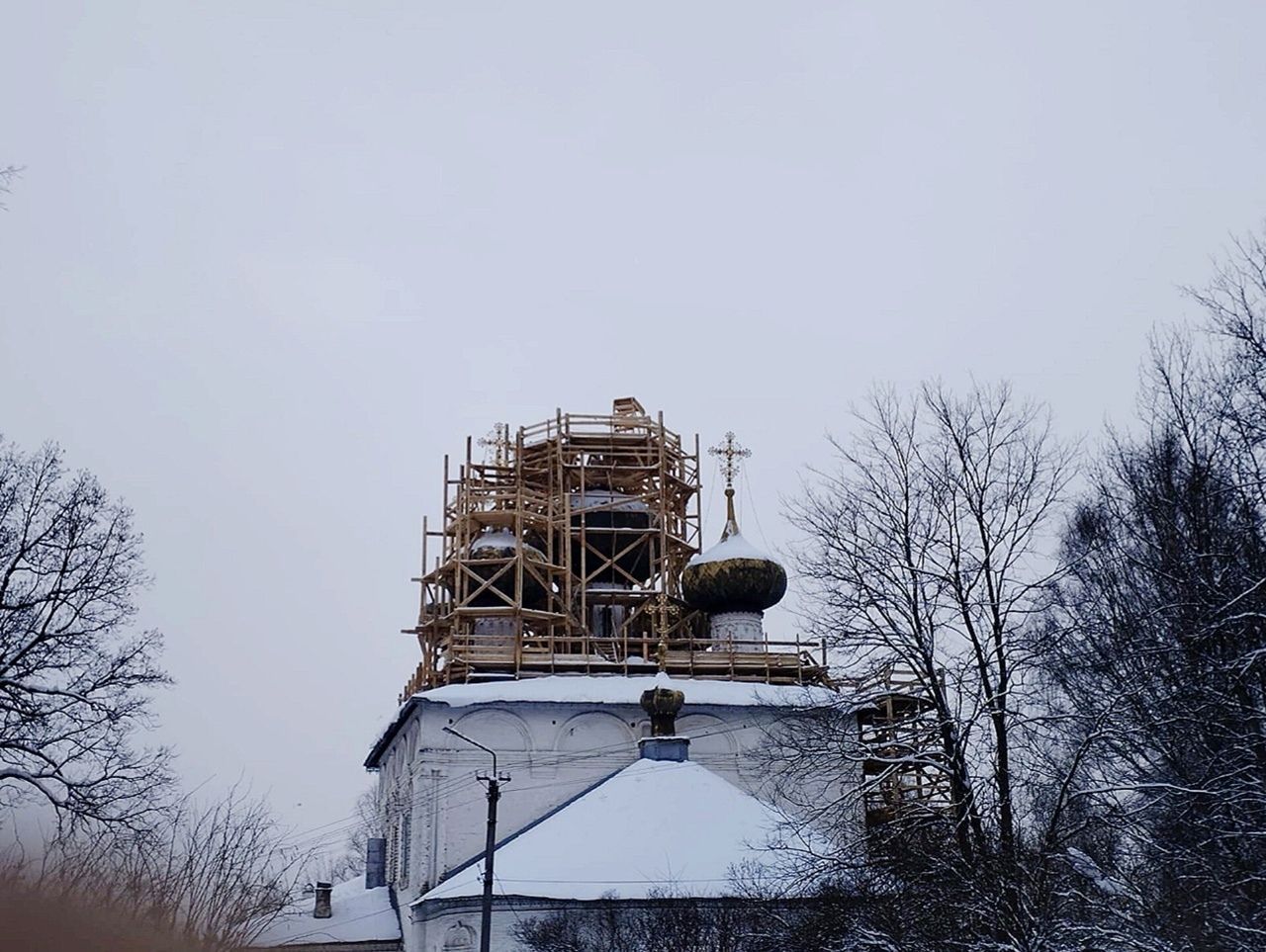 Установлен крест на юго-восточную главу Собора Рождества Богородицы в Устюжне